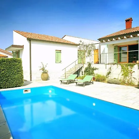 Spacious In Parecag With A Swimming Pool * Sečovlje